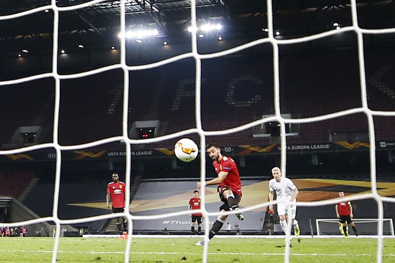 Gelandang Manchester United Bruno Fernandes mencetak gol penentu kemenangan yang membawa MU ke semifinal Liga Europa dalam pertandingan perempatfinal melawan FC Copenhagen di RheinEnergieStadion, Cologne, Jerman, pada 10 Agustus 2020. (Pool via Reuters/Wo