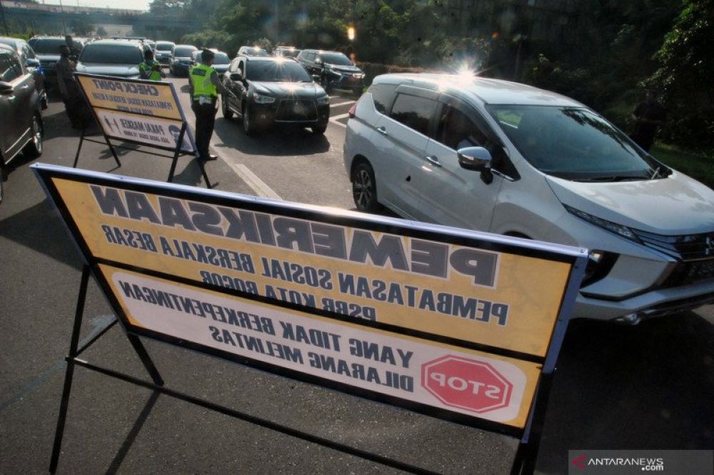 TIDAK ADA MUDIK: Anggota Polresta Bogor Kota mengatur lalu lintas saat pelaksanaan Pembatasan Sosial Berskala Besar (PSBB) di pos check point pintu keluar Tol Jagorawi, Kota Bogor, Jawa Barat, Rabu (15/4/2020). . ANTARA FOTO/Arif Firmansyah/aww. (ARIF FIR