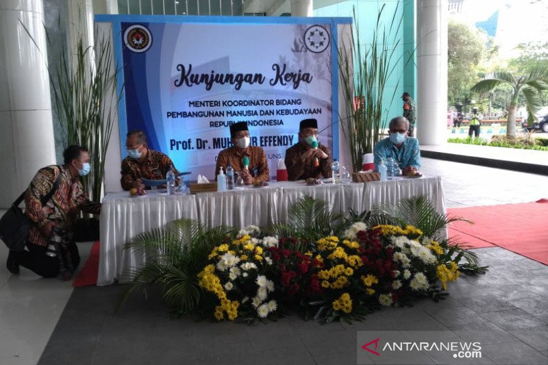 Menteri Koordinator PMK Muhadjir Effendy (dua dari kanan) saat memberikan keterangan kepada wartawan. (ANTARA/Aris Wasita)

