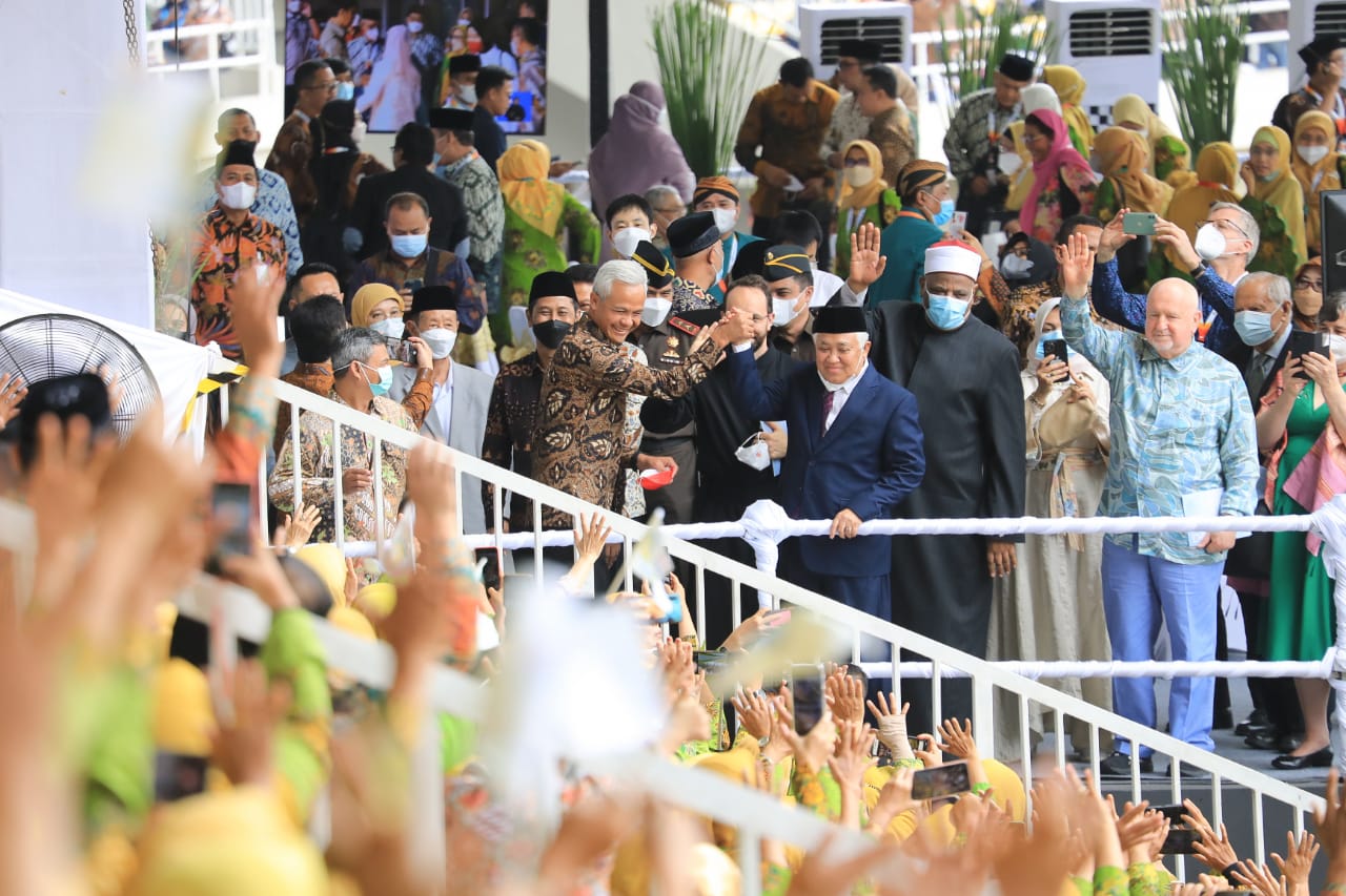 Gubernur Jawa Tengah Ganjar Pranowo menghadiri pembukaan Muktamar Muhammadiyah dan Aisyiyah ke-48 di Stadion Manahan, Surakarta, Sabtu (19/11/2022).