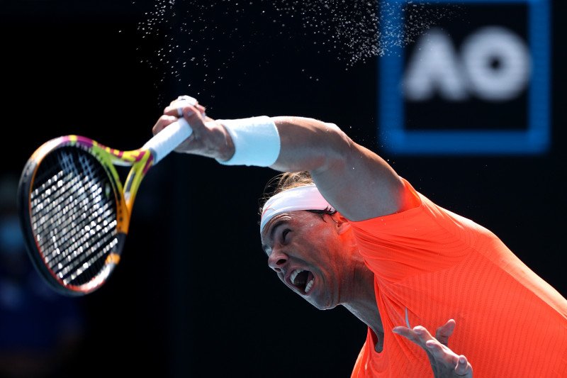 Aksi petenis Spanyol Rafael Nadal saat bertanding melawan pemain asal Italia Fabio Fognini pada putaran keempat Australian Open di Melbourne Park, Melbourne, Australia, Senin (15/2/2021). (ANTARA/REUTERS/Loren Elliott)