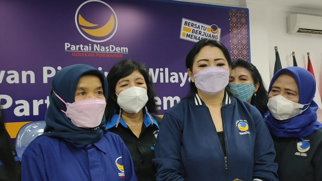 Sekretaris DPW GARNITA Malahayati Jawa timur Lilyana Phandeirot dan Wakil Ketua Bidang Perempuan dan Anak DPW Partai NasDem Jawa Timur Mu'linah Shohib ketika memberikan keterangan kepada wartawan, Selasa (7/9/2021).