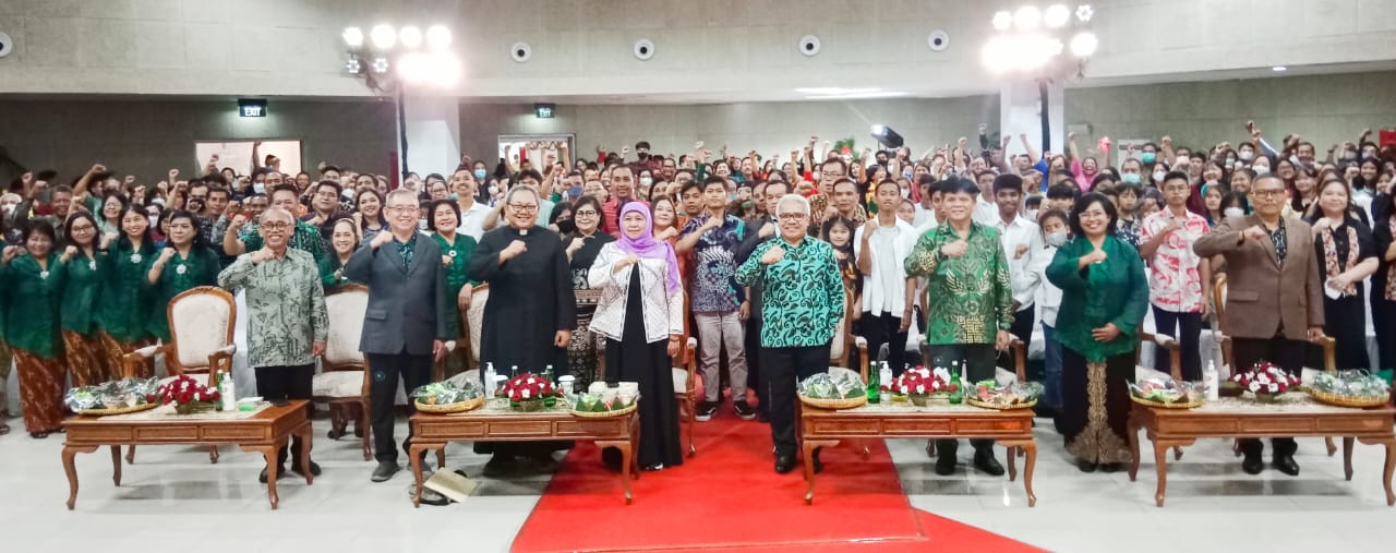 Gubernur Khofifah bersama ASN Provinsi Jatim yang tergabung dalam Persekutuan Doa Oikumene jalin silahturahmi dalam doa bersama pasca natal dan tahun baru di Gedung Giagnostik Center RSUD dr. Soetomo, Sabtu, (28/1) malam. 
