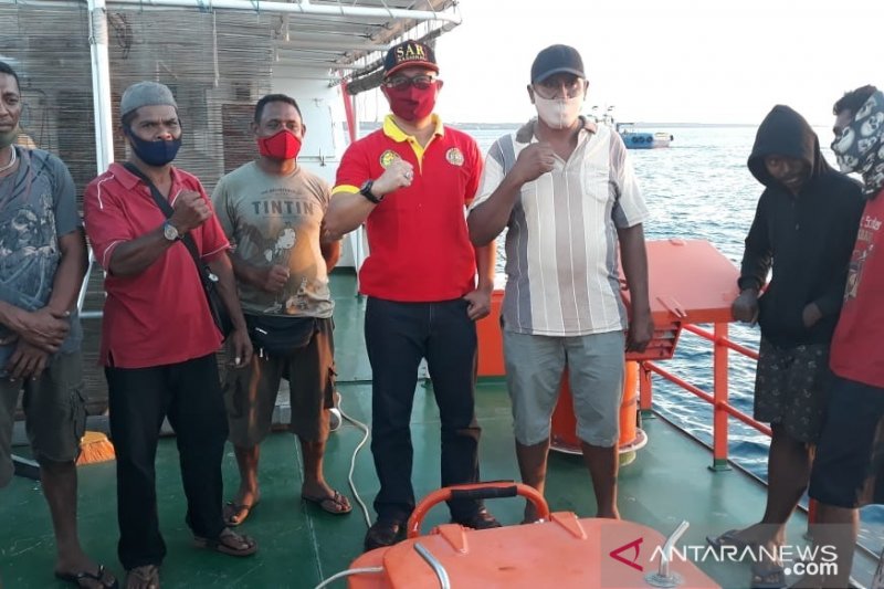 Tim SAR Kantor Pencarian dan Pertolongan Kelas A Kupang, Nusa Tenggara Timur melakukan evakuasi terhadap sejumlah penumpang Kapal Motor Andini Putri yang hilang kontak dalam pelayaran menuju Larantuka, Flores Timur, Sabtu (5/9/2020). (Antara/ Benny Jahang