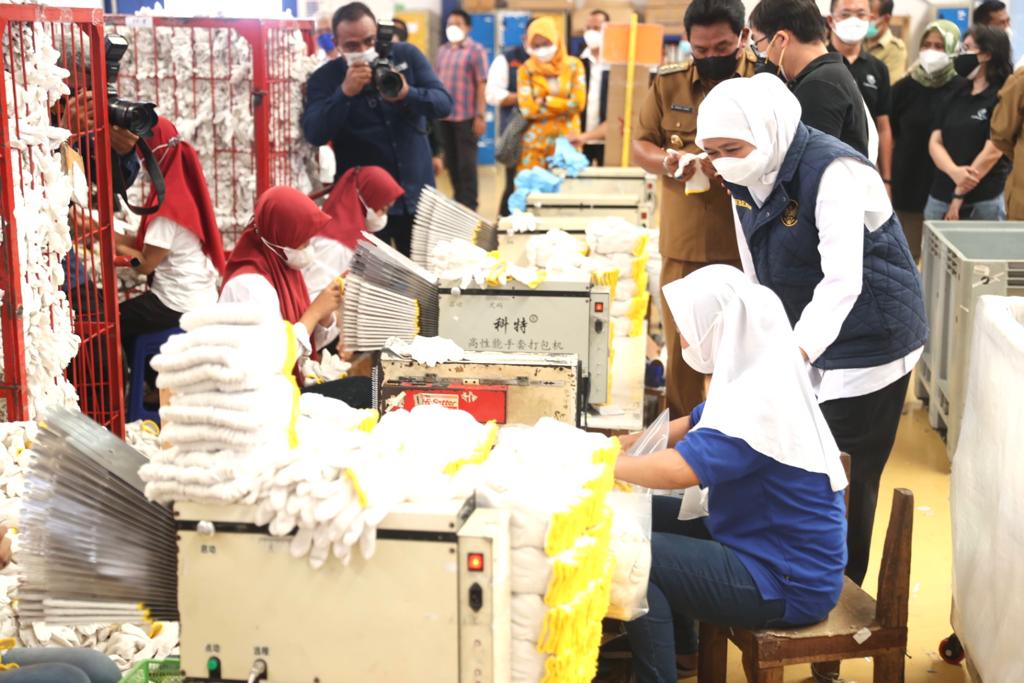 Khofifah dalam peninjauan Kawasan Industri Nganjuk (KING) PT. Mitra Saruta Indonesia di Kecamatan Rejoso, Kabupaten Nganjuk, pada Senin (1/11).