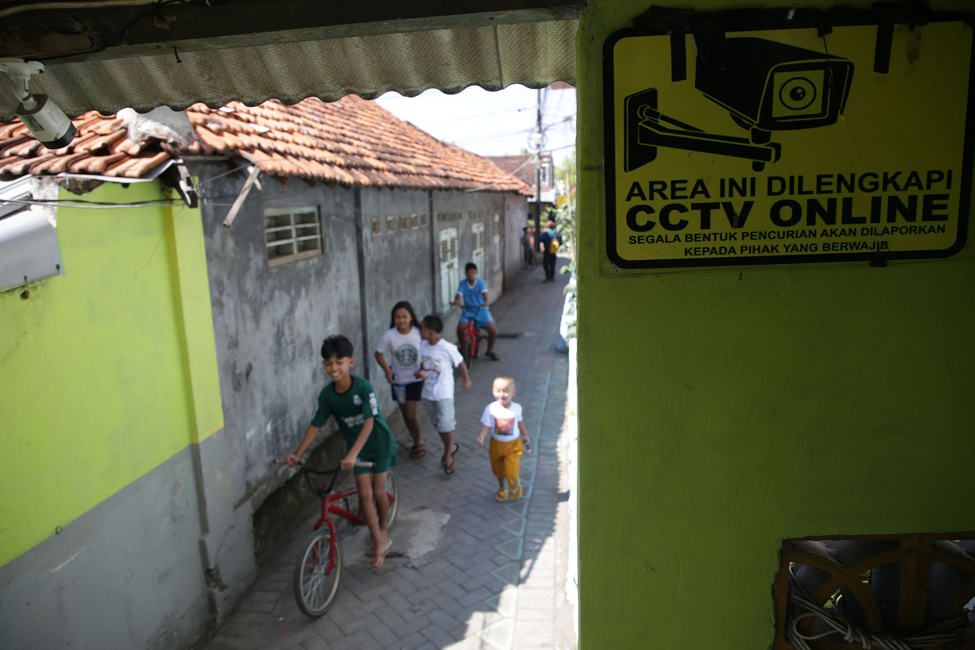 Pemkot berencana memasang kamera CCTV di seluruh perkampungan di Kota Surabaya. Tujuannya agar setiap perkampungan dan jalan-jalan besar dapat terpantau dan keamanannya