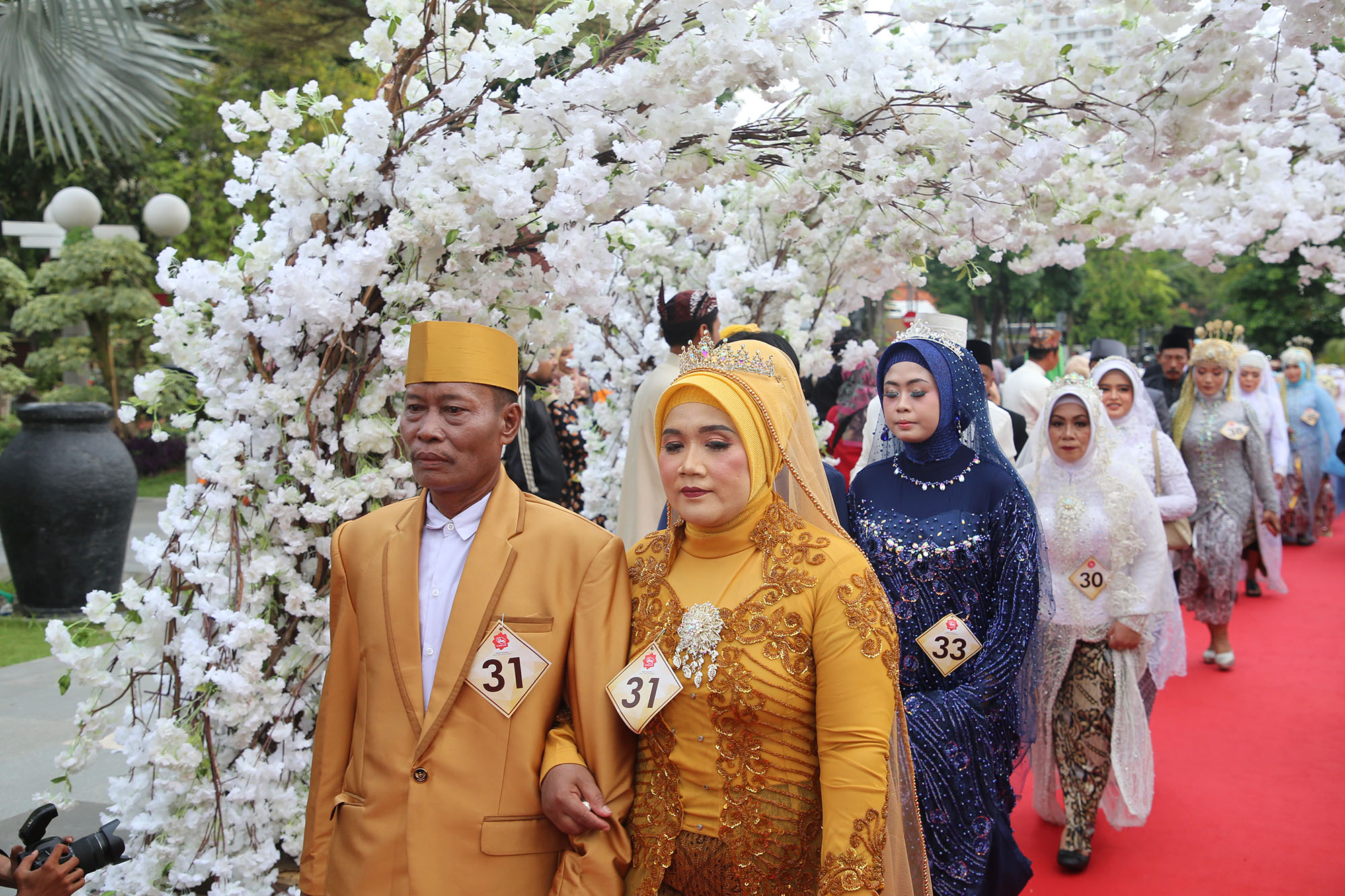 Pemerintah Kota (Pemkot) Surabaya menyelenggarakan Resepsi Akbar Isbat Nikah Massal di Balai Kota Surabaya, Selasa (2/7/2024). 