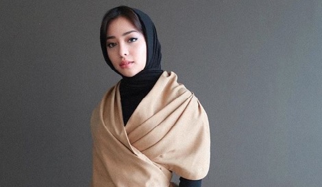 Kecantikannya semakin terpancar ketika berhijab. 