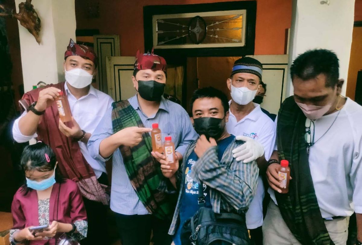 Norman (tengah) saat menunjukkan minuman herbal berbahan jahe buatannya kepada Menteri BUMN Erick Thohir dan Wali Kota Surabaya Eri Cahyadi (Foto: Dok. Norman)