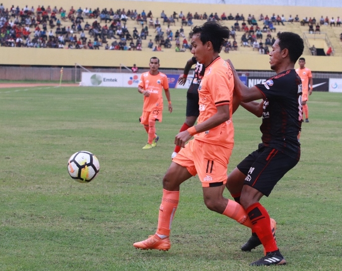 Pemain Persija Novri Setiawan (kiri) dalam pertandingan Liga 1 musim 2018. IST 