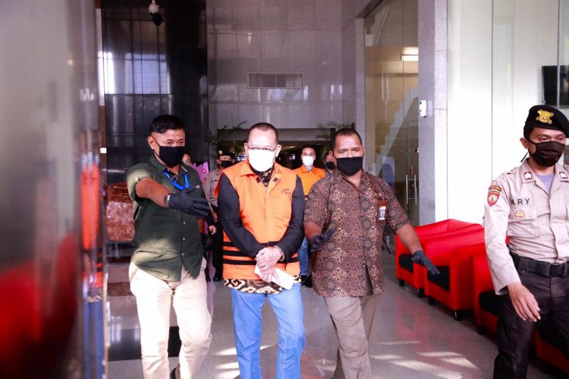 Mantan Sekretaris Mahkamah Agung Nurhadi (rompi jingga). (KPK)

