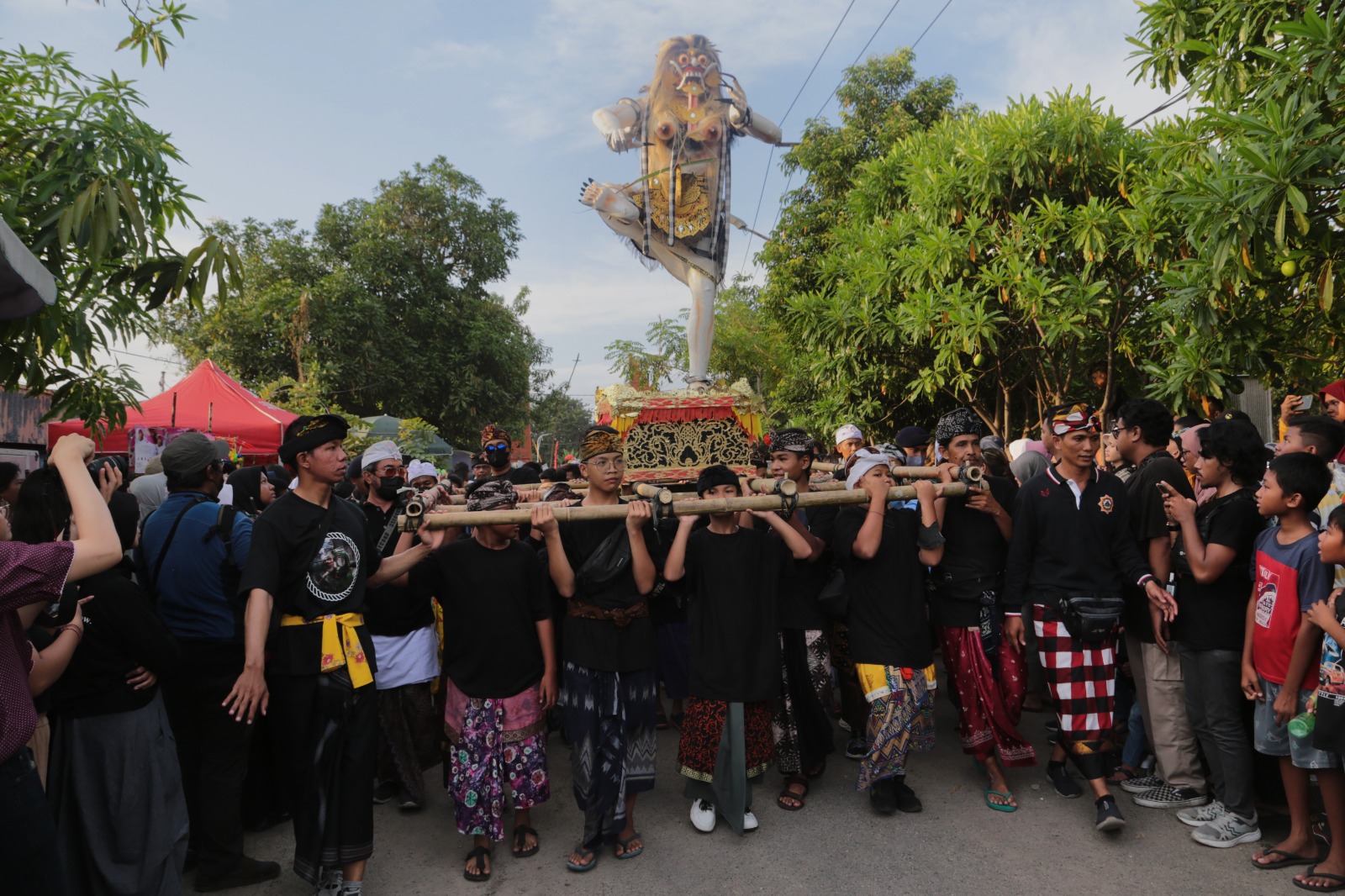 Ikut Pawai Ogoh-ogoh, Wali Kota Eri Cahyadi: Ini Menunjukkan Rasa Toleransi yang Luar Biasa