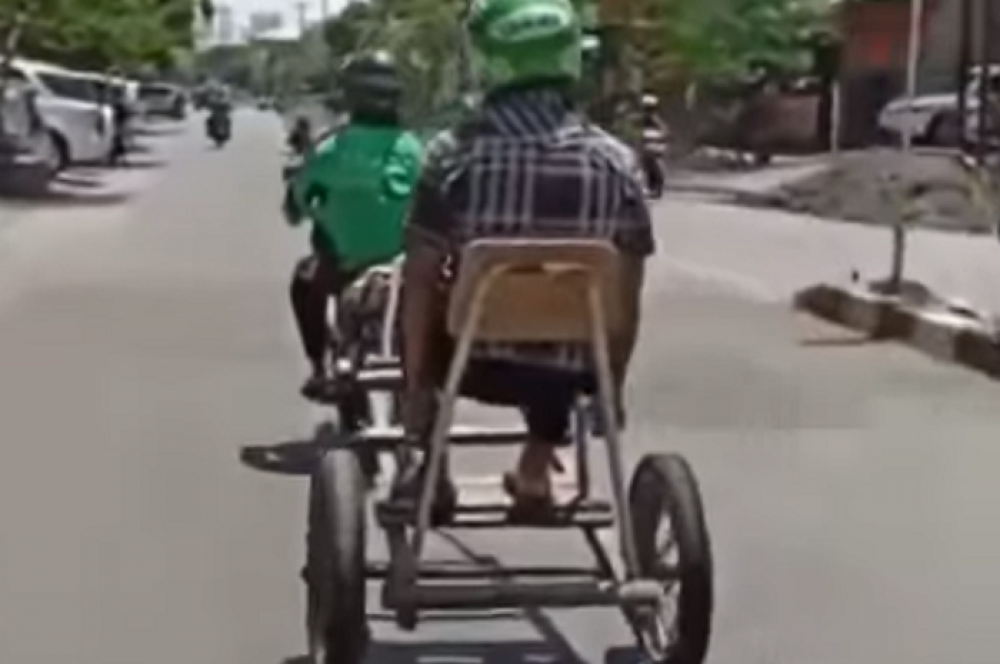 Terapkan Physical Distancing, Ojol ini beri kursi tambahan untuk penumpangnya (Foto: twitter AmbarwatiRexy)