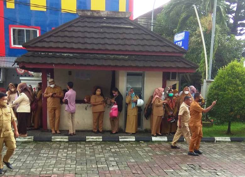  Puluhan ASN kantor Gubernur yang bekerja di lantai 4,5 dan 6 keluar lari berhamburan menuruni anak tangga menuju lahan parkir. ist