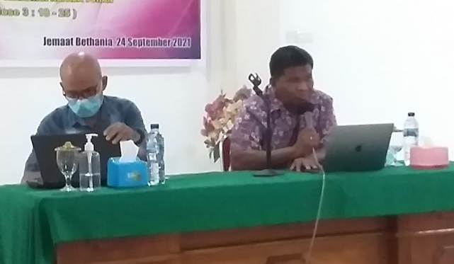 Ketua MPH Sinode GPM  Pdt E T Maspaitella dalam bedah Tema yang dilaksanakan di Gedung Gereja Bethania Ambon Jumat sore, (24/9/2021). HMP/BOY