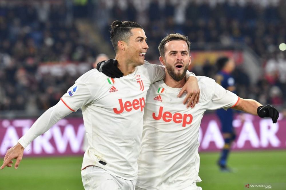 LET'S GO: Pemain Juventus Cristiano Ronaldo (kiri) melakukan selebrasi dengan Miralem Pjanic (kanan) saat timnya menghadapi AS Roma di Stadion Olympic Roma, 12 Januari 2020. ANTARA/AFP/Tiziana Fabi

