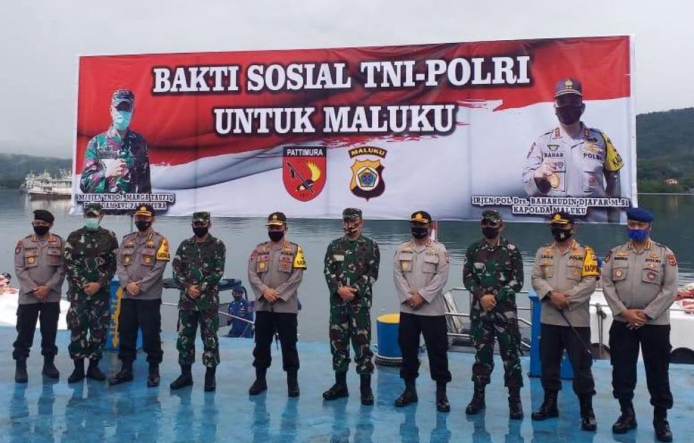 BAKTI SOSIAL: Panglima Kodam XVI Pattimura Mayjen TNI Marga Taufik dan Kapolda Maluku Irjen Pol  Baharuddin Djafar beserta rombongan. HMP/boy
