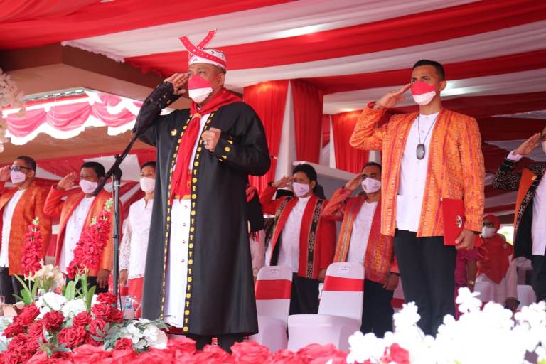 Maluku Murad Ismail memimpin upacara peringatan Hari Ulang Tahun (HUT) ke-76 dengan mengenakan pakaian kebesaran Upulatu. HMP/BOY