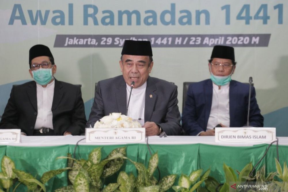 Menteri Agama Fachrul Razi (tengah), Wakil Menteri Agama Zainut Tauhid (kiri), dan Dirjen Bimas Islam Kamaruddin Amin (kanan) saat menyampaikan pengumuman awal Ramadhan 1441 Hijriah di Kantor Kementerian Agama, Jakarta, Kamis (23/4/2020). (ANTARA FOTO/HO 