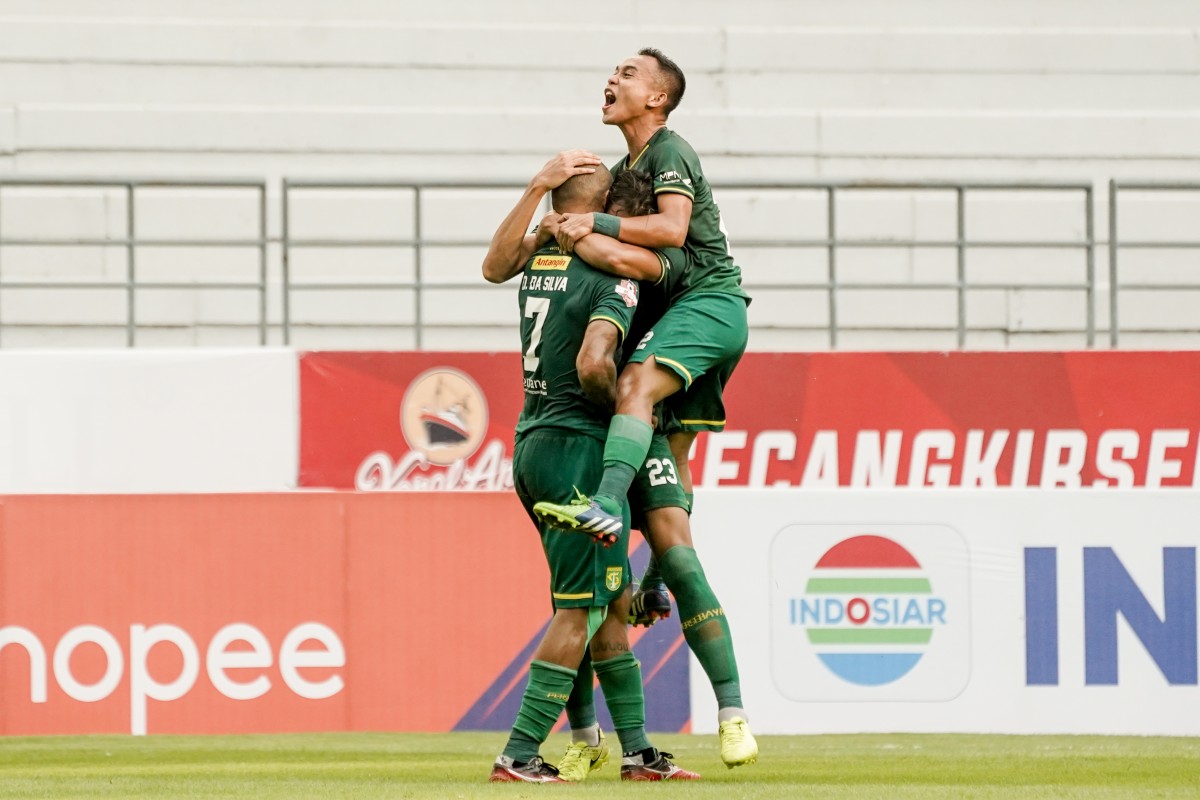 Abu Rizal merayakan gol bersama rekan-rekannya. Persebaya.id