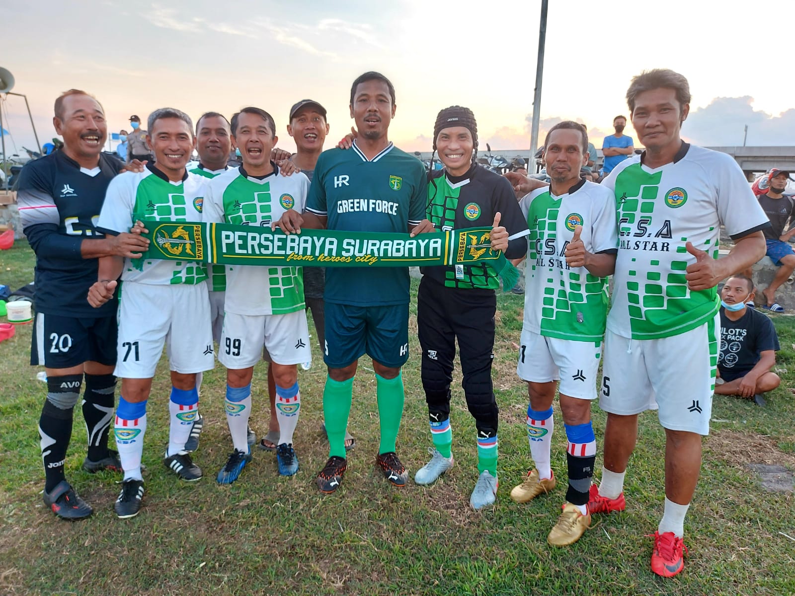 Hartono berpose dengan para pemain CSA Allstar. ist
