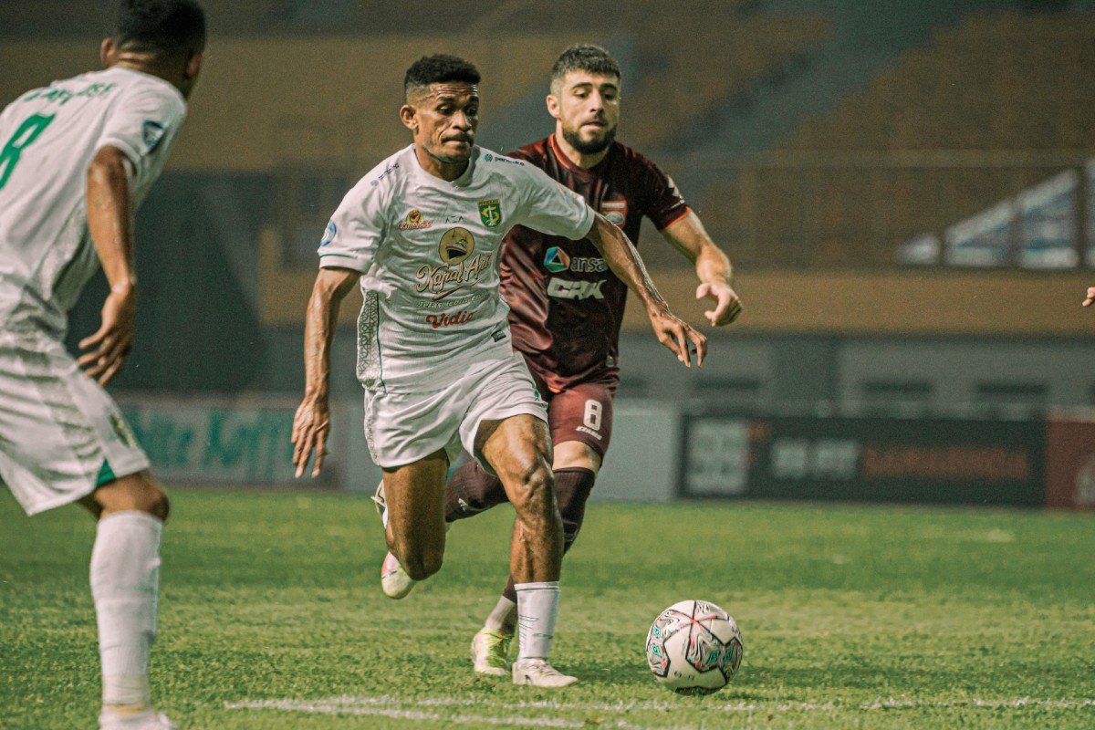  Ricky Kambuaya hanya bisa menipiskan kedudukan menjadi 1-3 untuk Borneo FC. PERSEBAYA