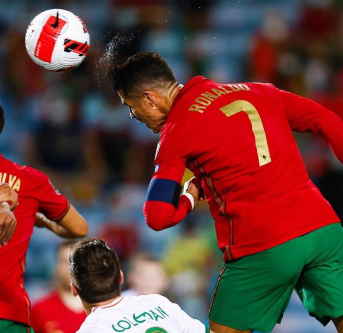 Dua heading Ronaldo membawa Portugal menang 2-1 atas Irlandia. PORTUGAL