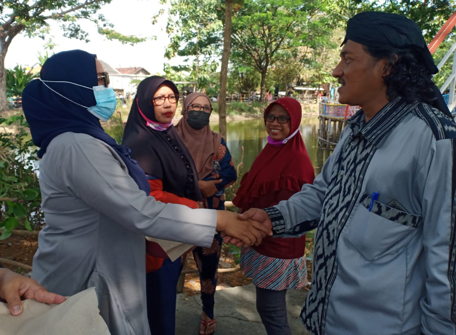 Kepala Desa Sidowungu M Sukoiri, SH (kanan) berpamitan dengan warga sebelum purna tugas. JOS/HMP