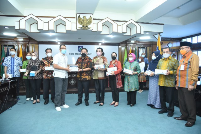 Bantuan tersebut diserahkan Tim Kunspek Komisi IX DPR RI yang dipimpin oleh Wakil Ketua Komisi IX Charles Honoris kepada Gubernur NTB Zulkieflimansyah, di Ruang Rapat Utama, Kantor Gubernur NTB di Mataram, Kamis (9/9/2021). ist