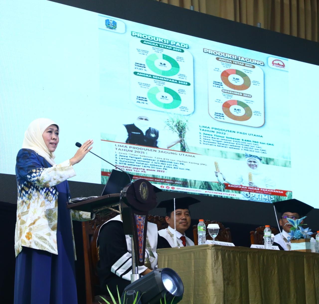 Gubernur Jawa Timur Khofifah Indar Parawansa saat memberi pesan khusus pada para lulusan program sarjana Universitas Nahdlatul Ulama (UNU) Blitar, Sabtu (28/1/2023)