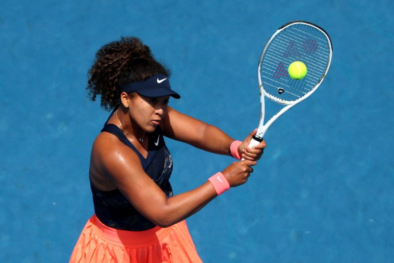 Petenis asal Jepang Naomi Osaka saat menghadapi wakil Taiwan Hsieh Su-wei pada perempat final Australian Open di Melbourne, Selasa (16/2/2021). ANTARA/REUTERS/Kelly Defina