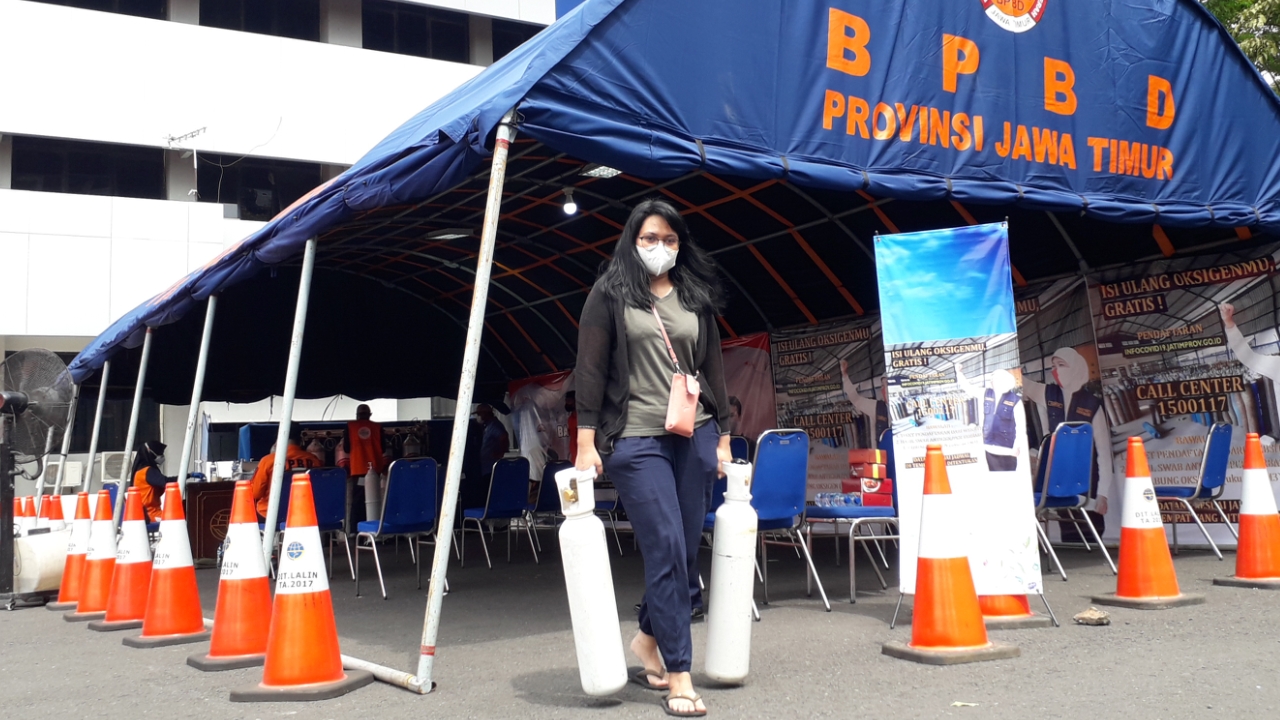 warga Surabaya ketika mengisi tabung oksigen gratis di Surabaya yang difasilitasi oleh pPemerintah provinsi Jawa Timur.