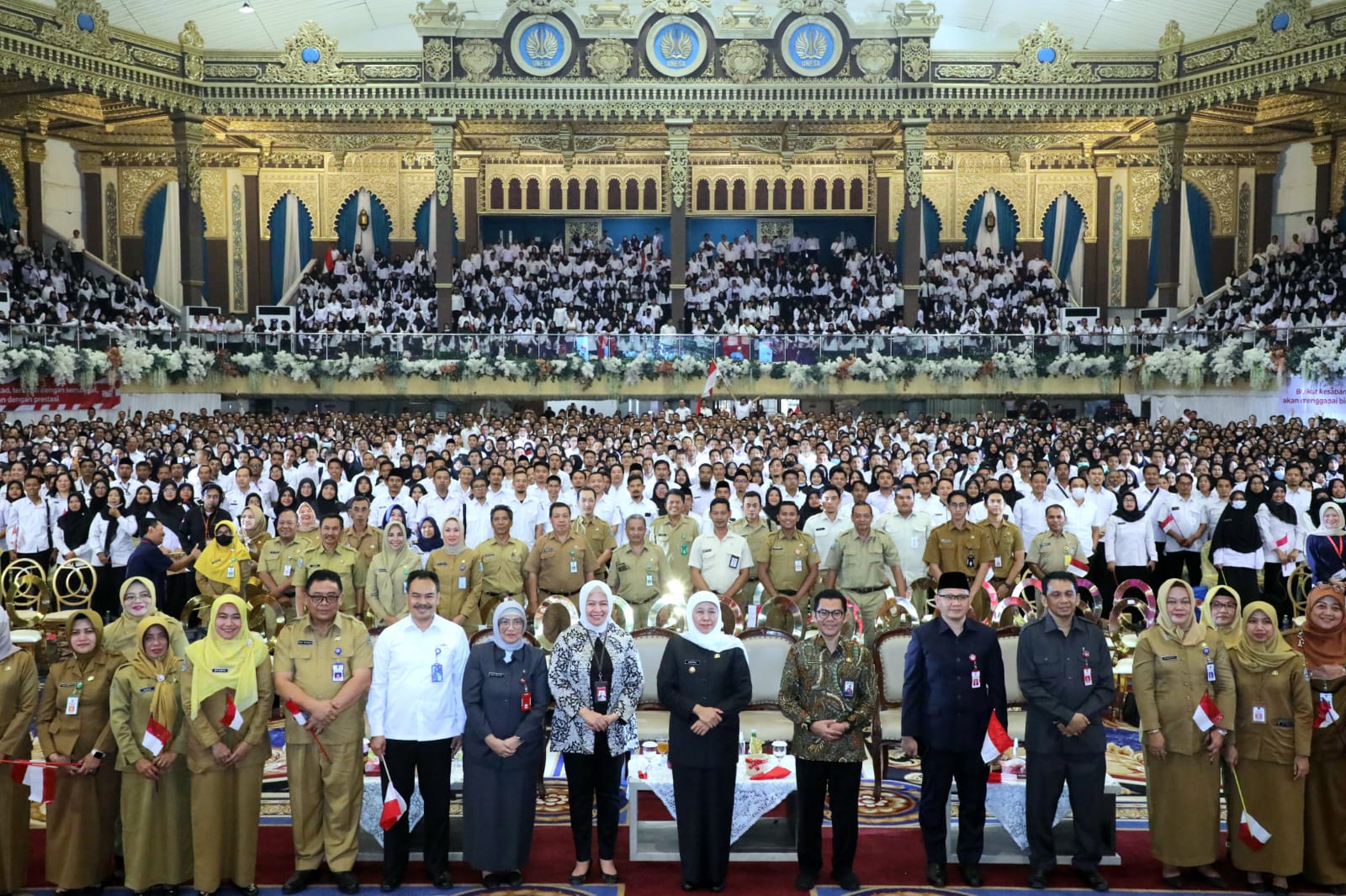 Gubernur Jawa Timur Khofifah Indar Parawansa saat menyerahkan 3.525 Surat Keputusan Pegawai Pemerintah dengan Perjanjian Kerja (PPPK) di lingkungan Pemprov Jatim di Graha Unesa, Surabaya, Senin (21/8).