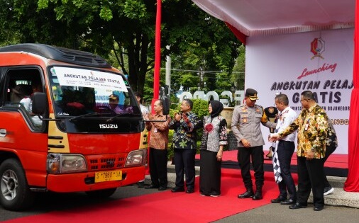 Wakil Bupati Bojonegoro, Nurul Azizah saat meluncurkan Program Angkutan Pelajar Gratis di halaman Pendopo Malowopati, Kamis (6/3/2025).