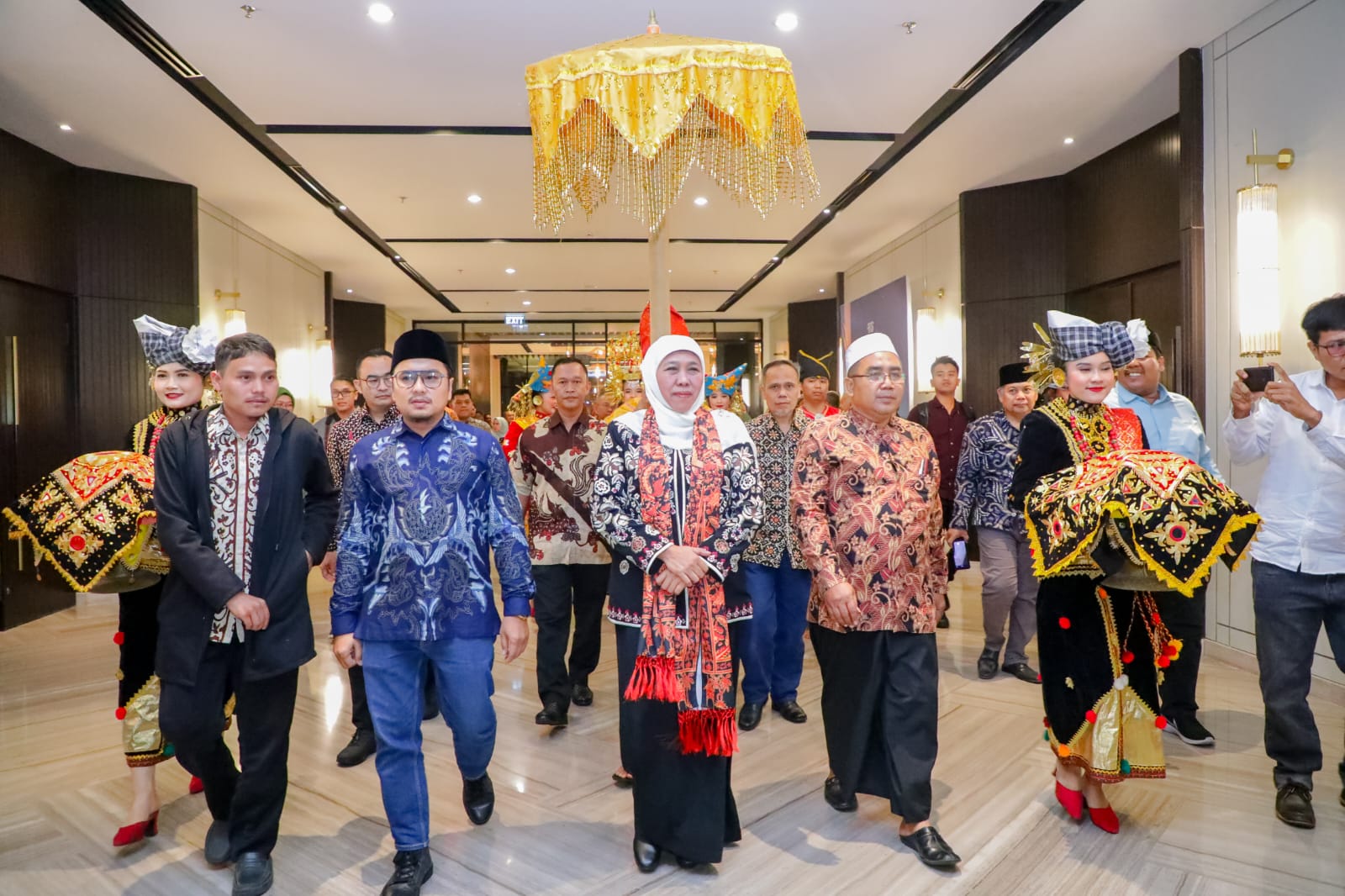 Gubernur Jawa Timur Khofifah Indar Parawansa menggelar gathering bersama warga kelahiran Jawa Timur di Sumatera Barat dalam rangka bersilaturahmi sekaligus penguatan pasar antar daerah, di Hotel Santika Premier Kota Padang, Minggu (11/6) malam.