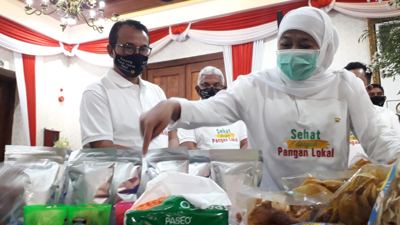 Gubernur Jawa Timur Khofifah Indar Parawansa yang di dampingi  Kepala Dinas Pertanian dan Ketahanan Pangan Provinsi Jawa Timur Hadi Sulistyo meninjau stand produksi olahan pangan di Gedung Negara Grahadi Surabaya, Kamis (19/8). HMP/OM PRASS