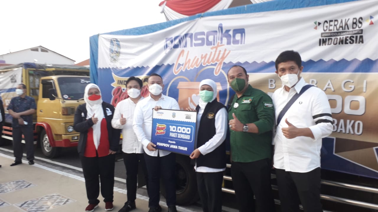 CEO Pansaka, Dinar Wahyu Saptian secara simbolis menyerahkan bantuan paket sembako yang diterima Gubernur Jatim Khofifah Indar Parawansa di Gedung Negara Grahadi di Surabaya, Rabu (18/8). foto : prass
