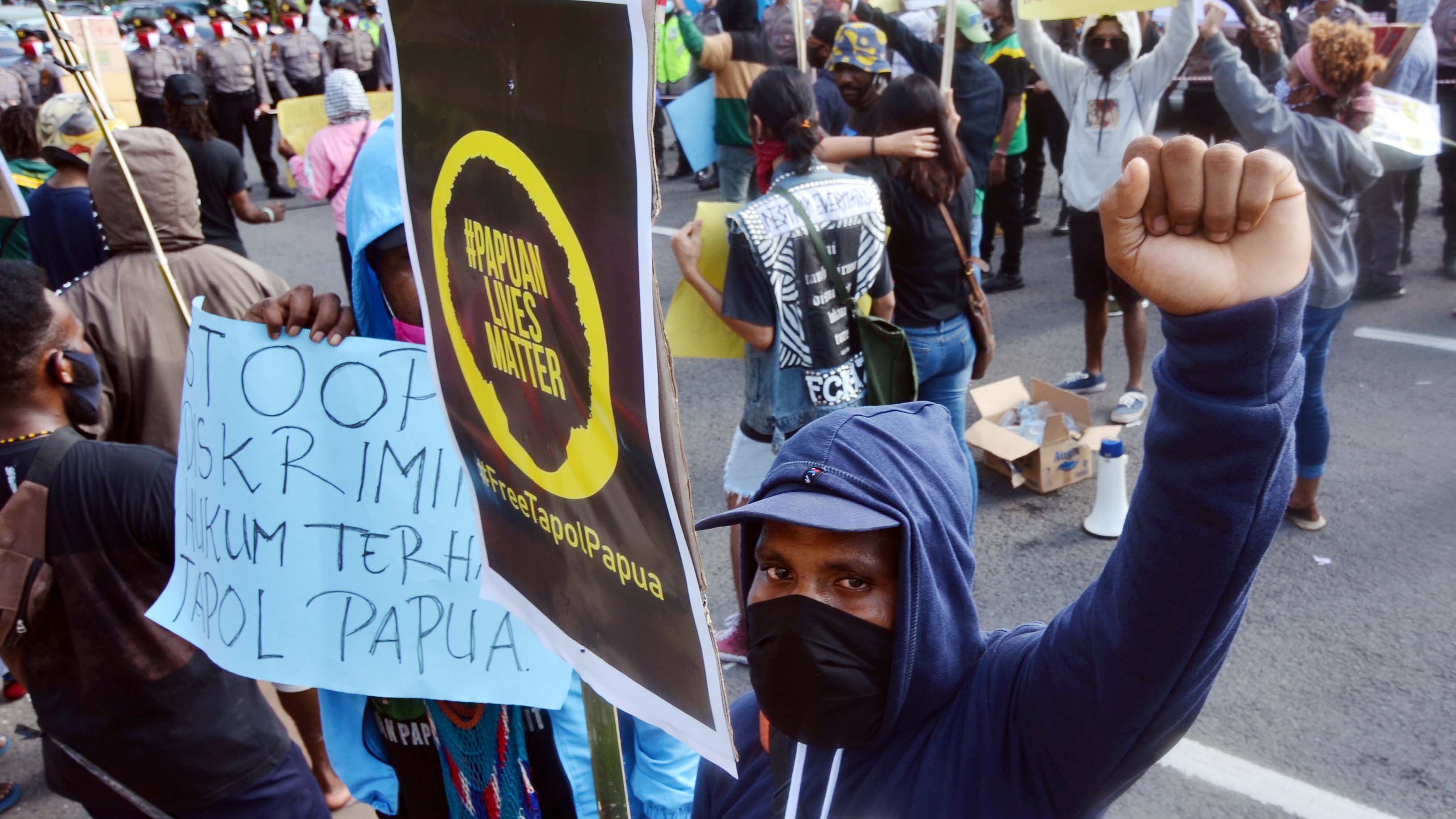 Puluhan mahasiswa Papua yang tergabung dalam Aliansi Mahasiswa Papua (AMP) berunjuk rasa di depan Gedung Negara Grahadi, Surabaya, Selasa (16/6/2020). Mereka menuntut pembebasan tujuh rekannya yang ditahan di Kalimantanm. (FOTO HMP/ OM PRAS) 