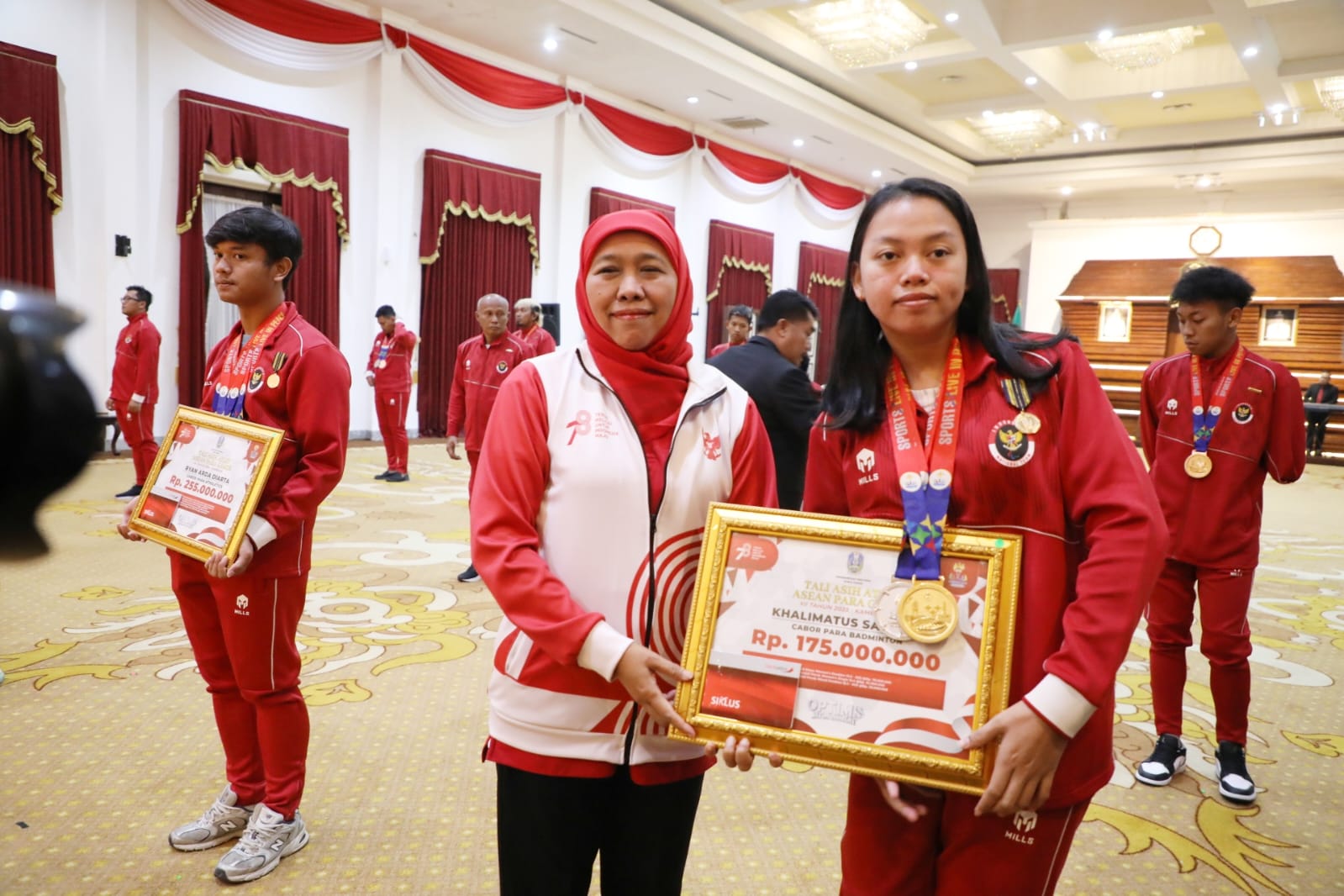 Gubernur Jawa Timur Khofifah Indar Parawansa menganugerahkan penghargaan Jer Basuki Mawa Beya kepada 12 atlet dan 3 pelatih Jawa Timur yang berprestasi di ajang ASEAN Para Games Kamboja 2023 di Gedung Negara Grahadi, Surabaya, Jumat (18/8).