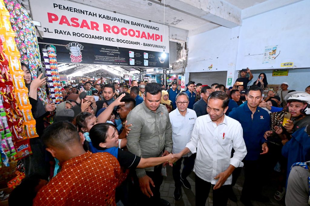 Presiden Jokowi Cek Langsung Harga Kebutuhan Pokok di Pasar Rogojampi