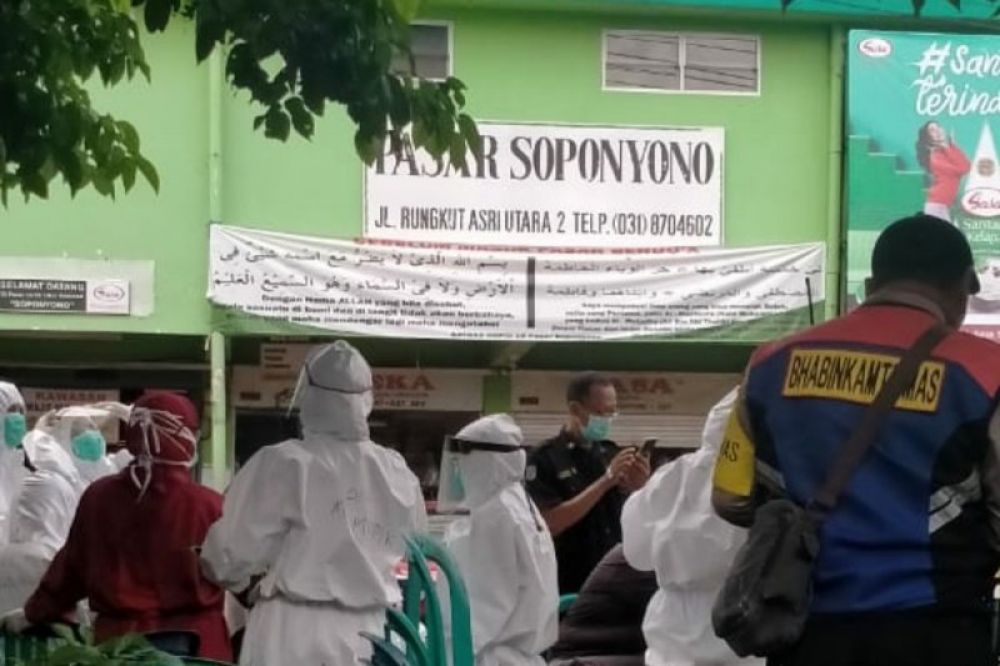 Sejumlah pedagang menjalani rapid test atau tes cepat COVID-19 di Pasar Soponyono, Kecamatan Rungkut, Kota Surabaya, Sabtu (23/5).