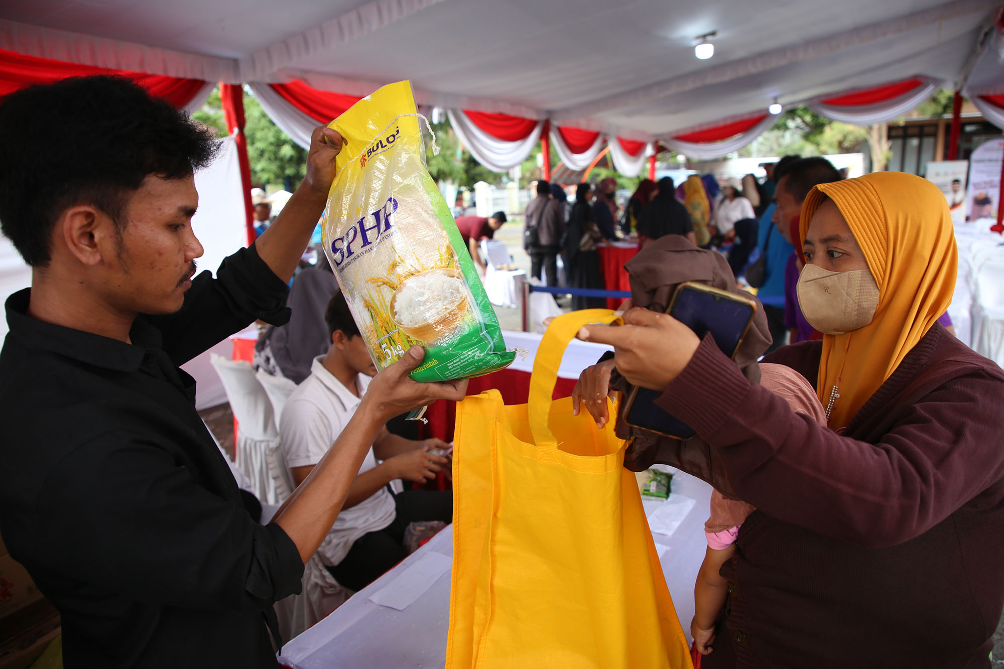 Pemkot Surabaya terus berupaya menekan laju inflasi di Kota Pahlawan melalui berbagai program strategis
