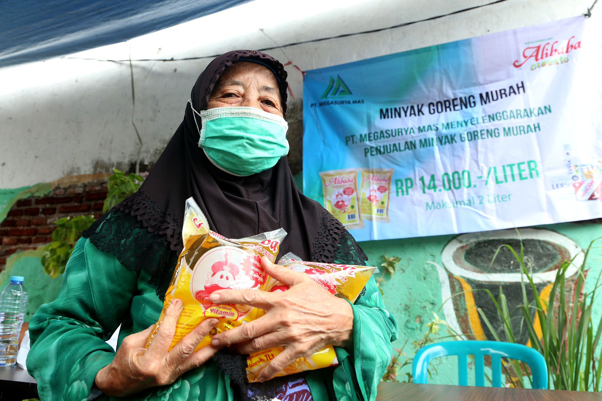 operasi pasar minyak goreng di RW 9 Jalan Tambak Dukuh 1, Kelurahan Kepasari, Kecamatan Genteng dan Balai RW 3 Jalan Peneleh Gang 3 Kelurahan Peneleh, Kecamatan Genteng, Surabaya. 