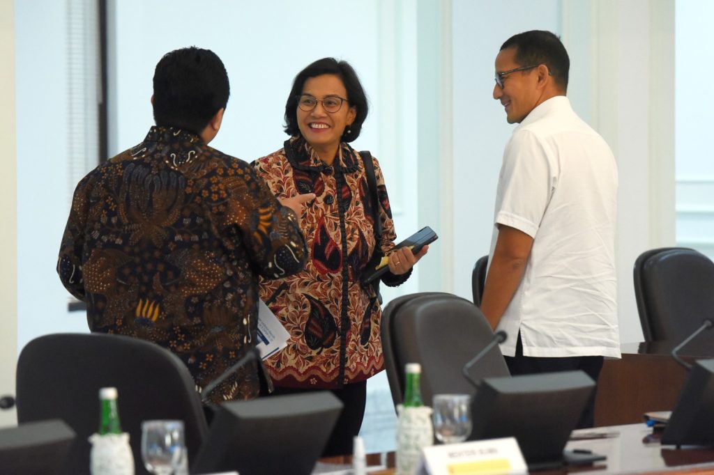 Menparekraf Sandiaga Uno, Menkeu Sri Mulyani, dan Menteri BUMN Erick Thohir berbincang sebelum Ratas mengenai Peningkatan Aktivitas Perekonomian dan Pariwisata Pasca Pencabutan PPKM, Senin (30/01/2023), di Kantor Presiden, Jakarta. (Foto: Humas Setkab/Agu