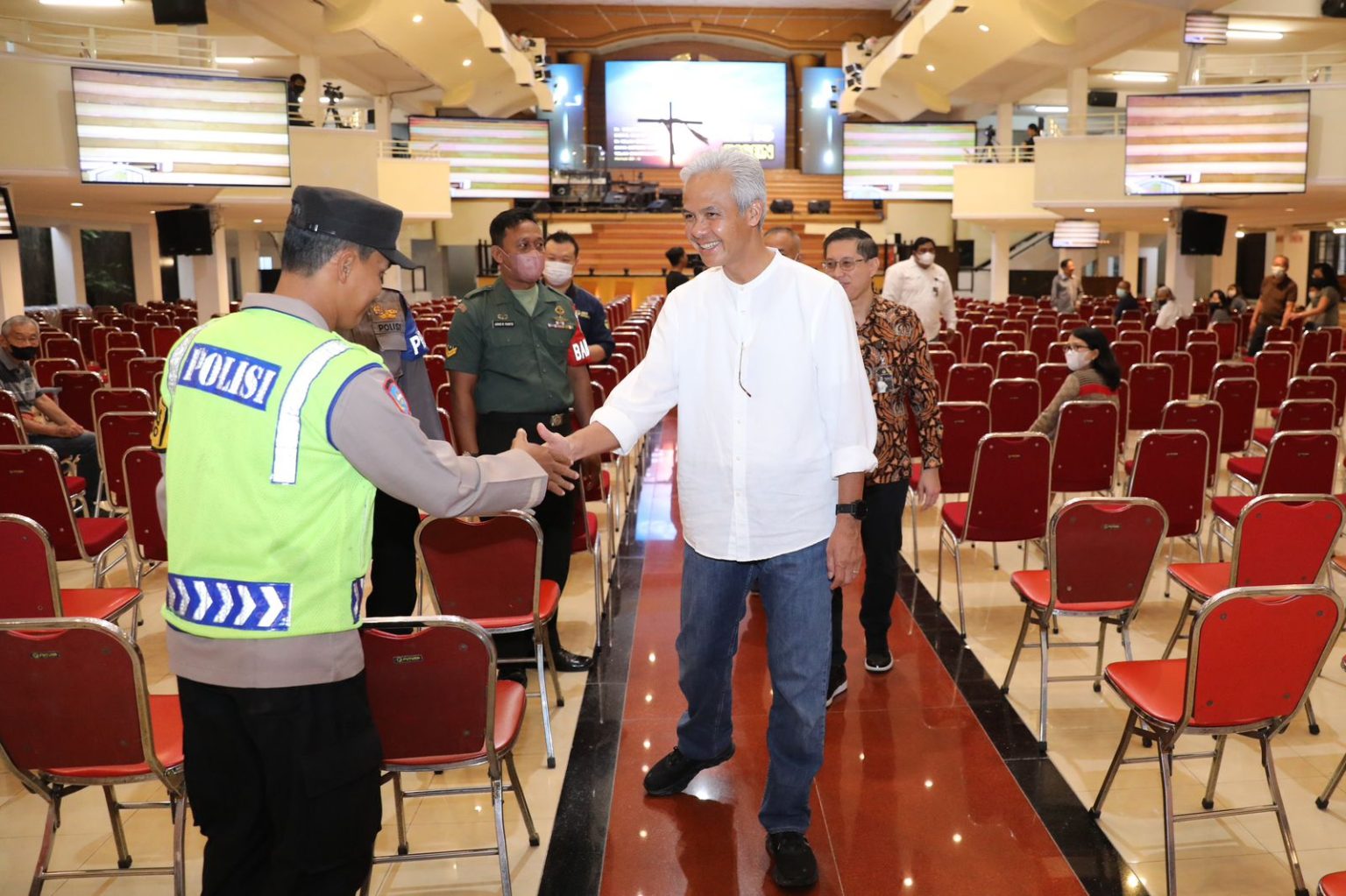 Gubernur Jawa Tengah Ganjar Pranowo saat mengecek Gereja Bethel Injil Sepenuh (GBIS) Kepunton Solo, Minggu (9/4/2023) 