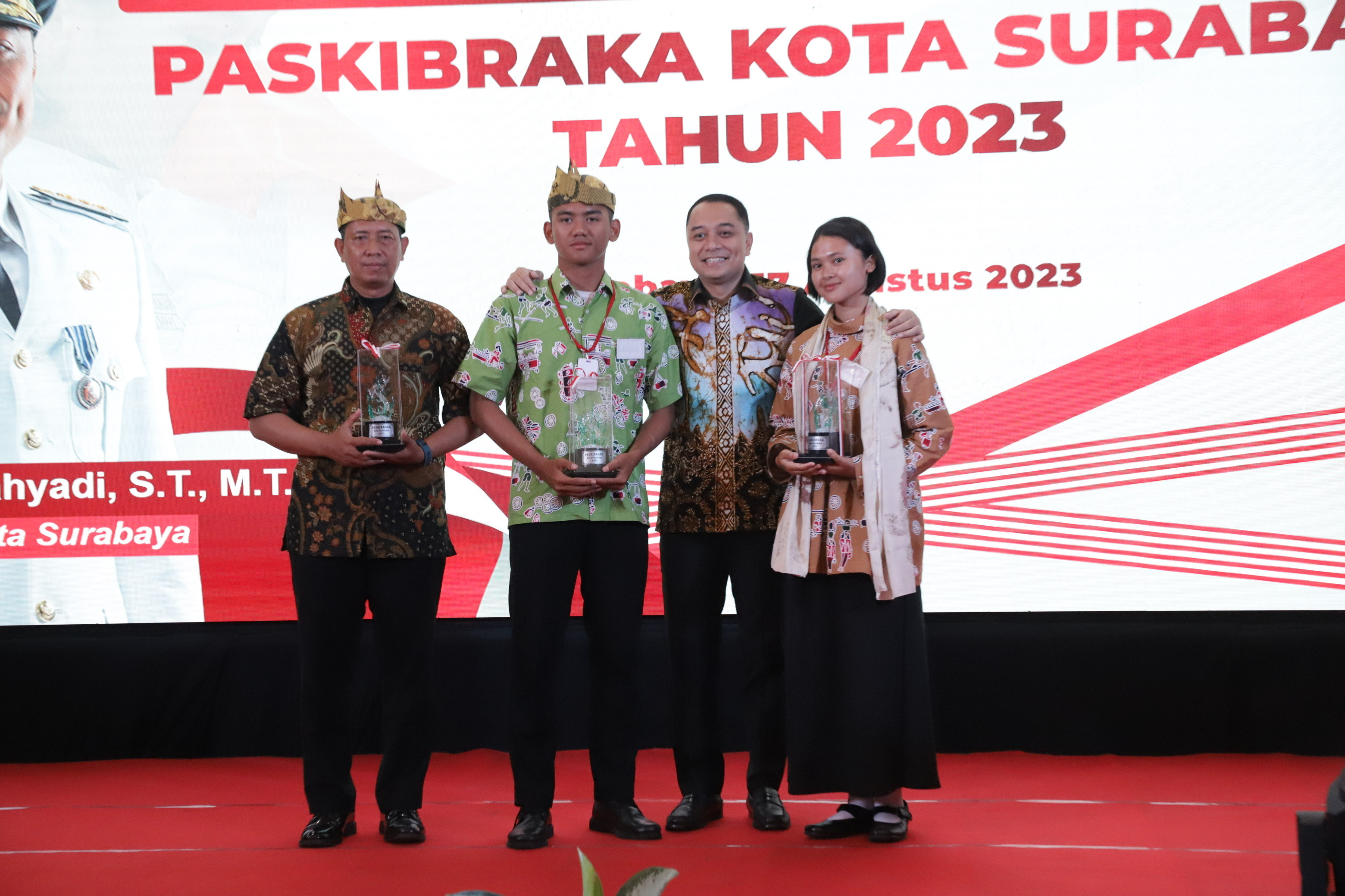 Wali Kota Surabaya Eri Cahyadi resmi menutup Pemusatan Pendidikan dan Pelatihan (Diklat) Pasukan Pengibar Bendera (Paskibraka) Tahun 2023,
