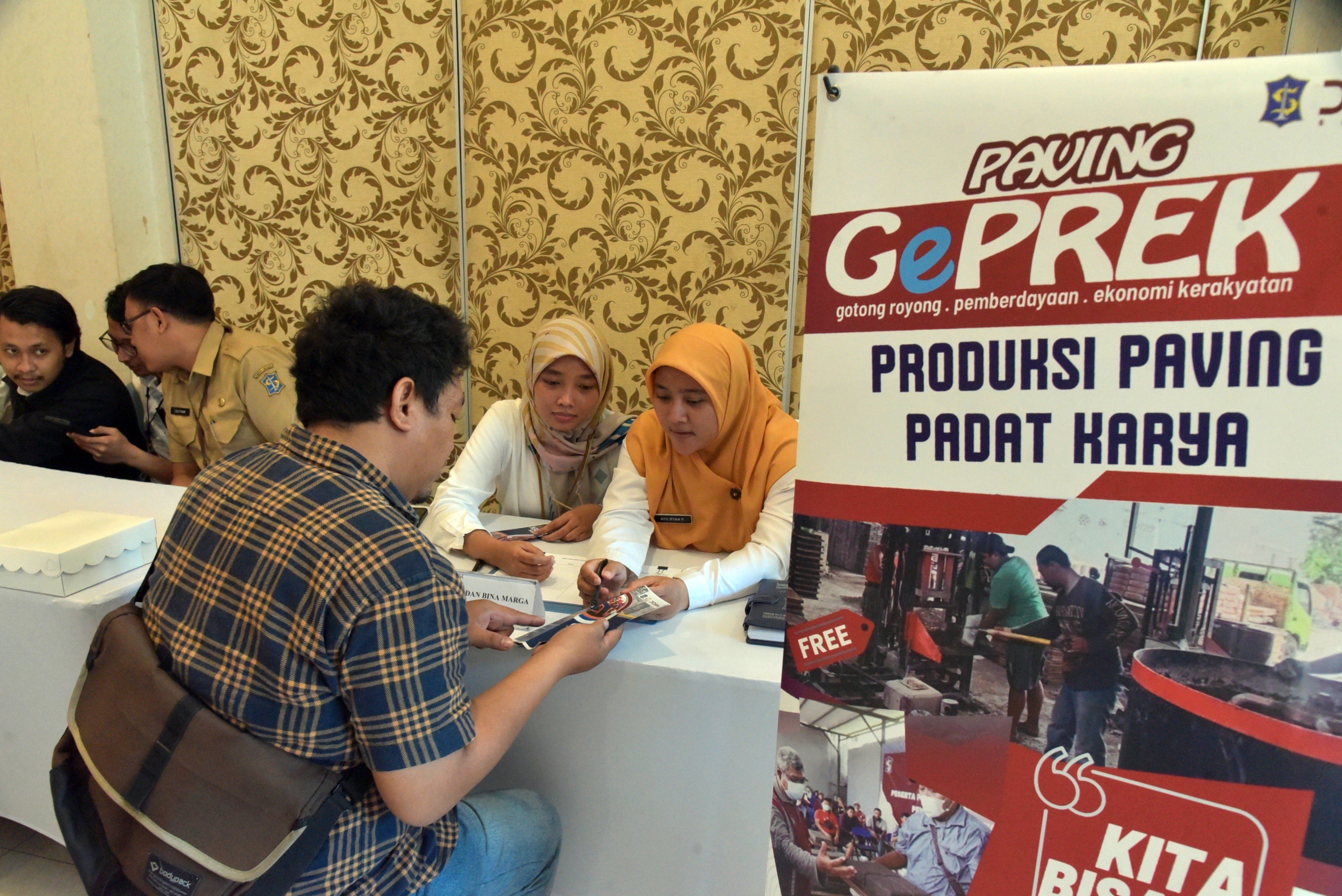 Wali Kota Surabaya Eri Cahyadi mengajak ratusan warga Surabaya untuk mendapatkan penghasilan tambahan melalui program Padat Karya binaan Pemerintah Kota (Pemkot) Surabaya.