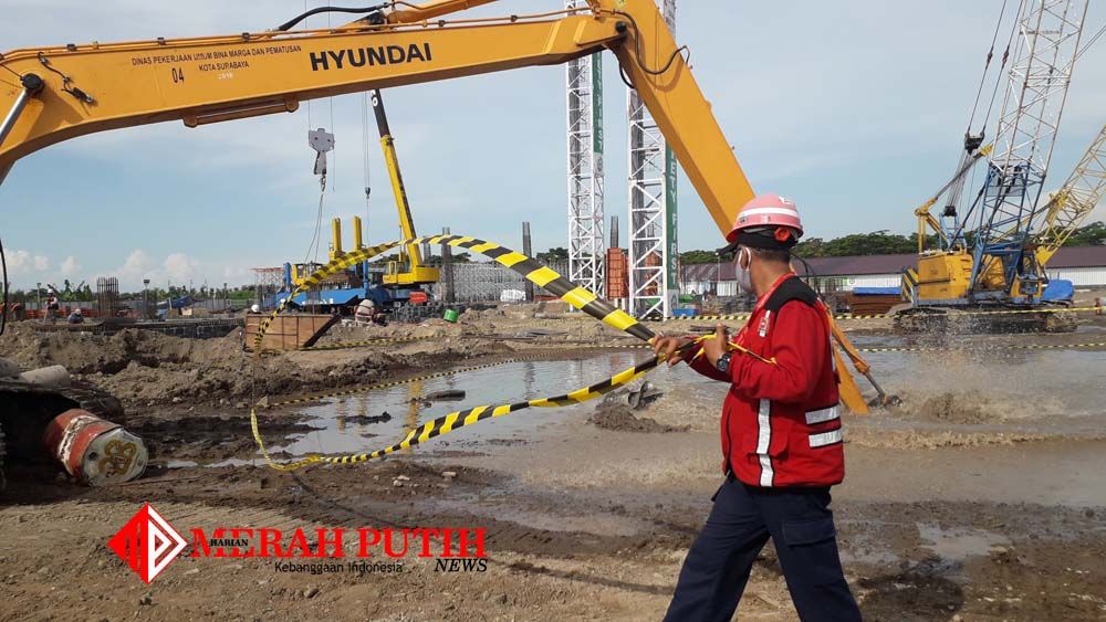 Genangan air di sekitar pipa air utama PDAM di kawasan Gunung Anyar, Kota Surabaya, Jawa Timur, Minggu (17/5), yang jebol terkena tiang pancang proyek pembangunan kampus UINSA. HMP/Prasetyo