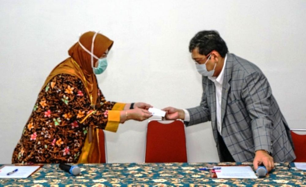 SERAHKAN BANTUAN: Ketua Fraksi PDI Perjuangan DPR RI Utut Adianto di Lab Mikrobiologi UI di Kawasan Cikini, Jakarta Pusat. Bantuan diterima oleh Wakil Dekan FKUI Bidang Pendidikan Penelitian dan Kemahasiswaan Prof. dr. Dwiana Ocviyanti, SpOG(K), MPH. PDIP