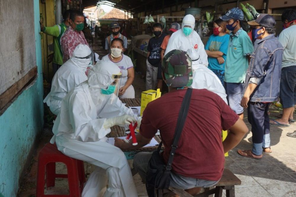 Pedagang di Pasar Simo dan Simo Gunung Surabaya Jalani Rapid Test